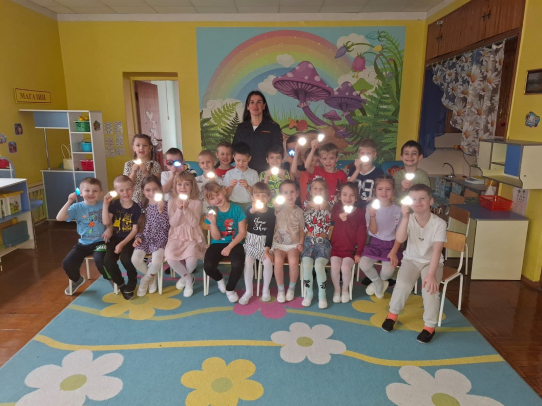 Полицейские продолжают знакомить малышей с фликерами