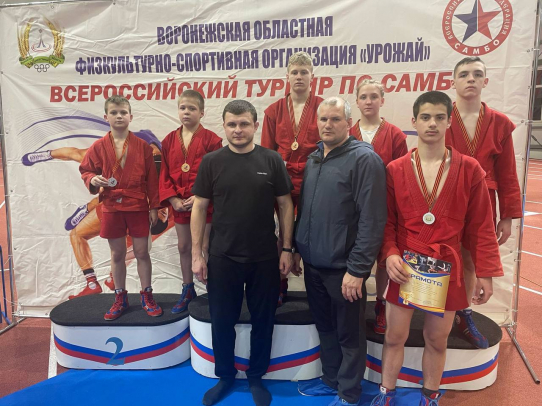Саратовские самбисты завоевали 14 медалей на Всероссийском турнире