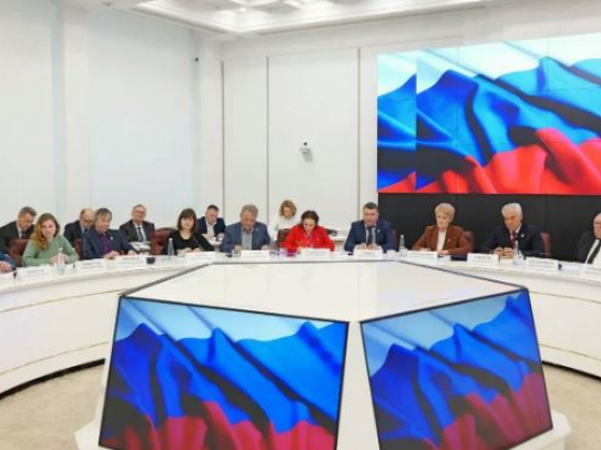 Депутаты обсудили с губернатором меры по повышению уровня жизни жителей региона