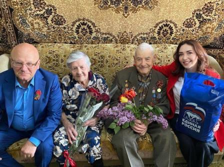 Юлия Литневская организовала концерт у дома 100-летнего ветерана