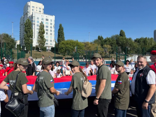 В День Государственного флага в Саратове развернули 140-метровый триколор