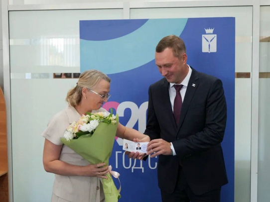 В Саратовской области началась выдача удостоверений многодетной семьи нового образца