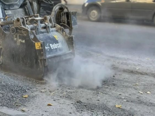 На улице Рабочей газовики перекладывают асфальт