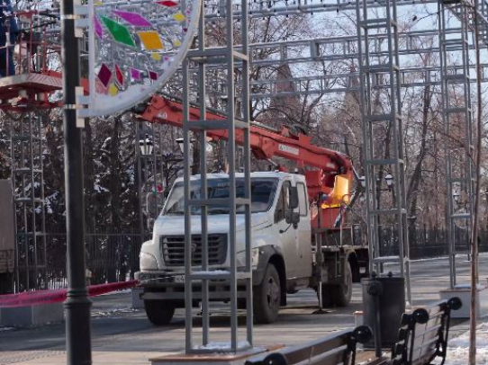 На ул. Волжская демонтируют сборно-разборной световой инсталляции «Звездное небо»