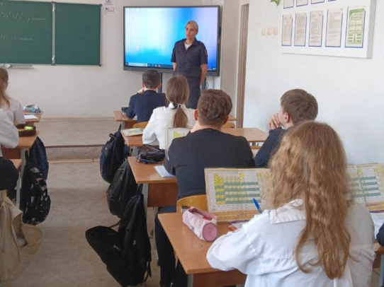 Полицейские предупреди учащихся саратовских школ о фактах мошенничества