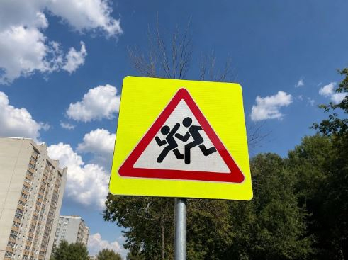 В Саратове продолжается установка новых дорожных знаков