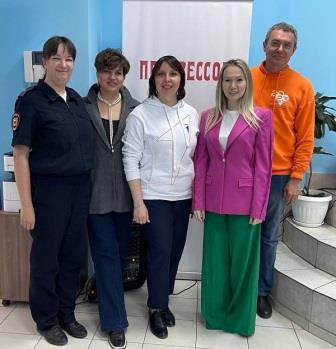 Сотрудники полиции провели открытую лекцию с учащимися саратовской школы