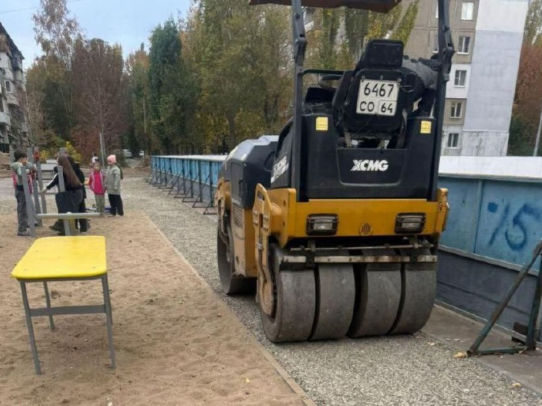 В Кировском районе по запросу жителей благоустраивают спортивную площадку