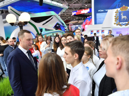 Саратовским школьникам устроили экскурсию на международной выставке-форуме «Россия»