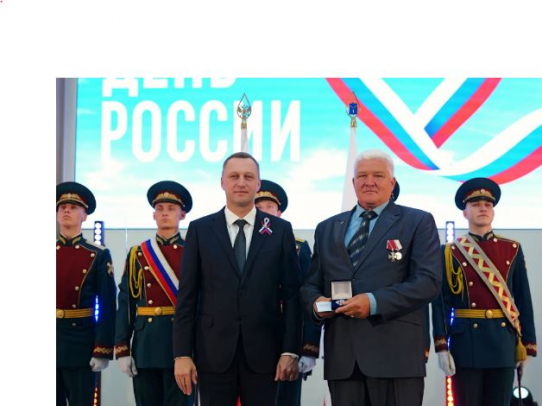 В областном правительстве губернатор вручил государственные и региональные награды жителям