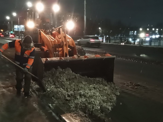Почти 250 единиц спецтехники расчищало дороги ночью