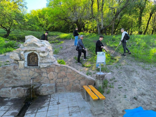 Студенты саратовских вузов навели порядок вблизи родников Кумысной поляны