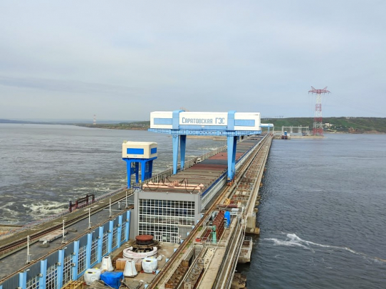 На Саратовской ГЭС открыли глубинные водосбросы