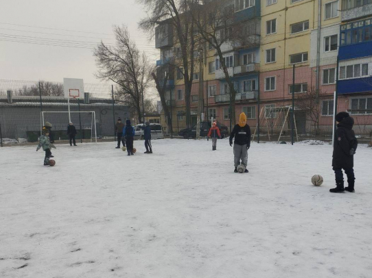 Дворовые тренеры проводят занятия по хоккею, футболу, волейболу