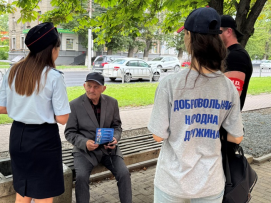 В профилактических беседах с горожанами приняли участие представители ДНД