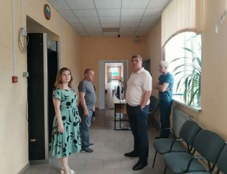 Областные депутаты проверяют ход ремонта в школах и детсадах