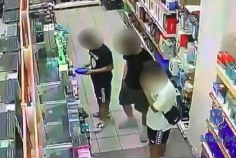 Трое саратовцев украли товар в магазине и потратили выручку на личные нужды