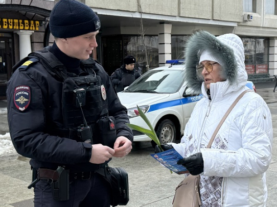 Полицейские поздравили жительниц Саратова с Международным женским днем