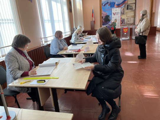На избирательном участке № 3 Волжского района жители голосуют активно