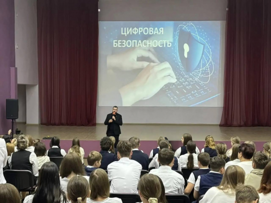 В школах Саратова и Энгельса прошли уроки цифровой безопасности