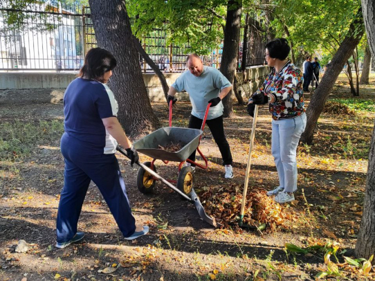 Саратовцы принимают участие в общегородском субботнике