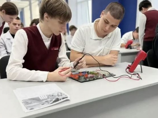 Более 5 тысяч школьников познакомились с профессиями на Едином дне открытых дверей