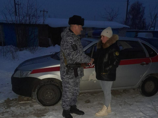 Сотрудники Росгвардии вызволили ребенка из заблокированного автомобиля