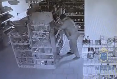 Ночной «гость» похитил алкоголь из сетевого магазина и был задержан полицейскими