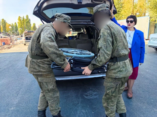 Юлия Литневская и женсоветы Саратовской области передали подарки в военный госпиталь