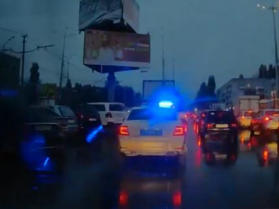 В Саратове автоинспектор помог довезти до больницы пострадавшую девочку