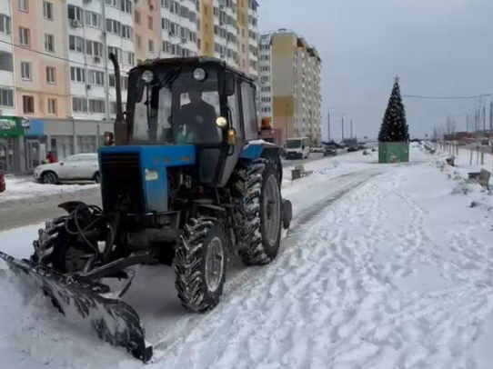 Работы по ликвидации снега и наледи на территории Саратова продолжаются