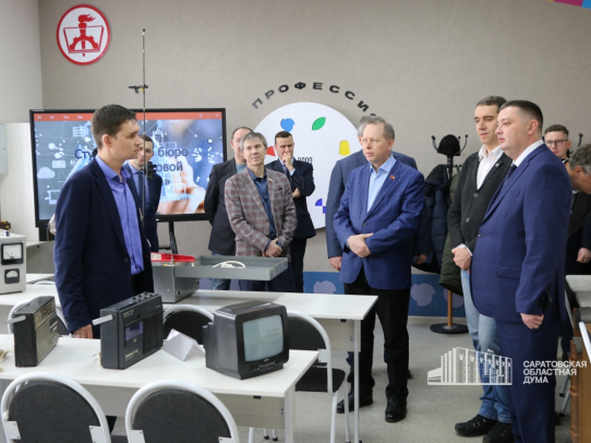 На базе Энгельсского промышленно-экономического колледжа обсудили развитие системы профессионального образования