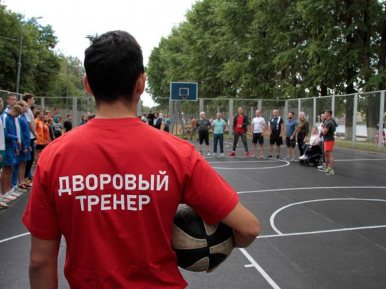 Почти на 200 спортивных площадках региона проходят бесплатные тренировки для детей