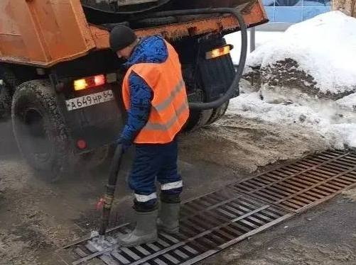 Специалисты МУП «Водосток» продолжают очистку ливневых сетей Саратова