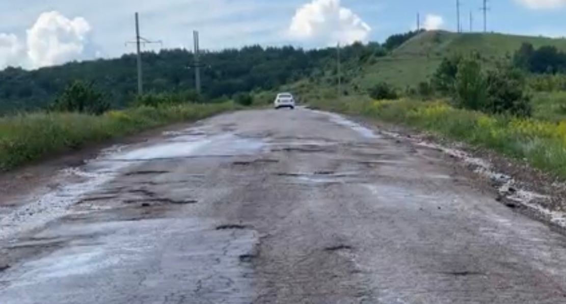 Жители Широкого Буерака пожаловались Панкову на разбитую дорогу