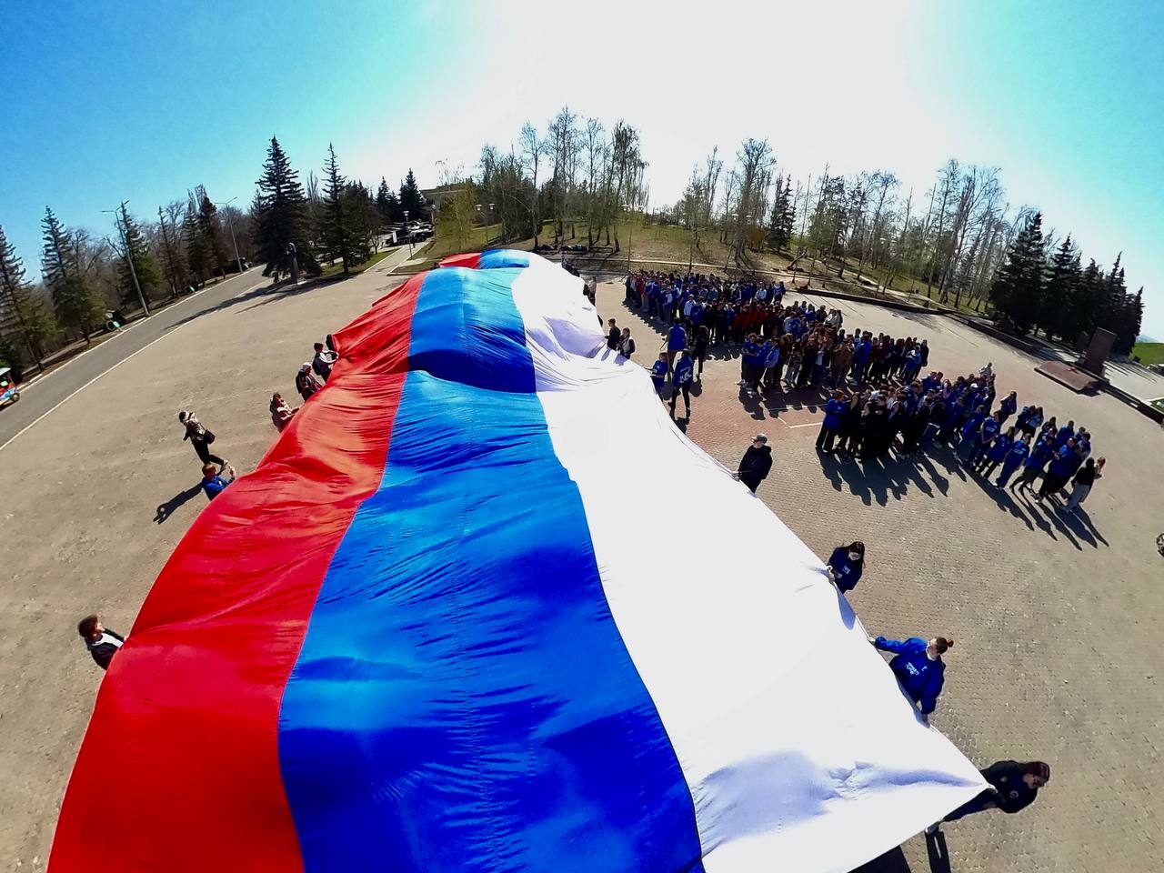 В Саратове молодежь выстроилась в буквы «ДНР» в Парке Победы