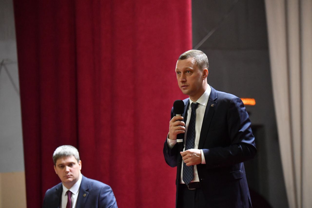 Роман Бусаргин обсудил с жителями Ершовского района острые проблемы муниципалитета Роман Бусаргин обсудил с жителями Ершовского района острые проблемы муниципалитета