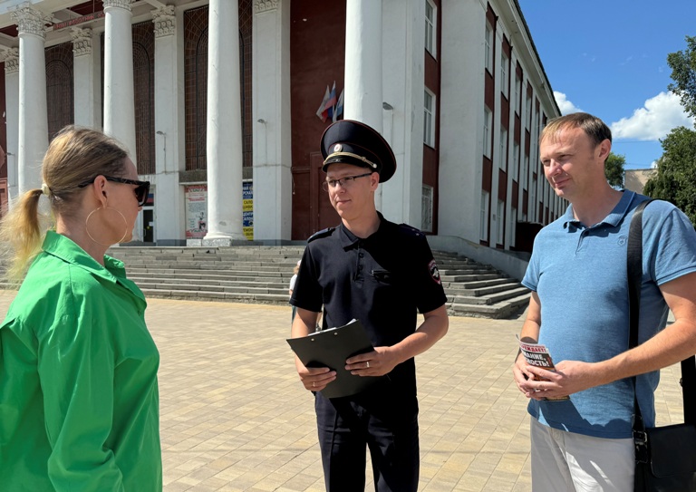 Полицейские и общественники предупредили горожан о фактах мошенничества