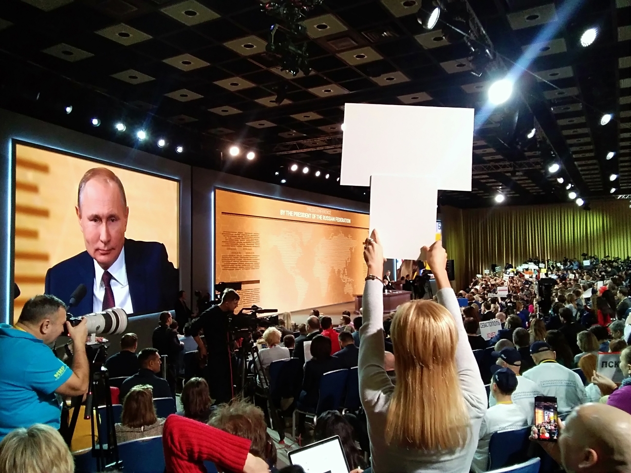 Сегодня в Москве проходит традиционная большая пресс-конференция президента России Владимира Путина Сегодня в Москве проходит традиционная большая пресс-конференция президента России Владимира Путина