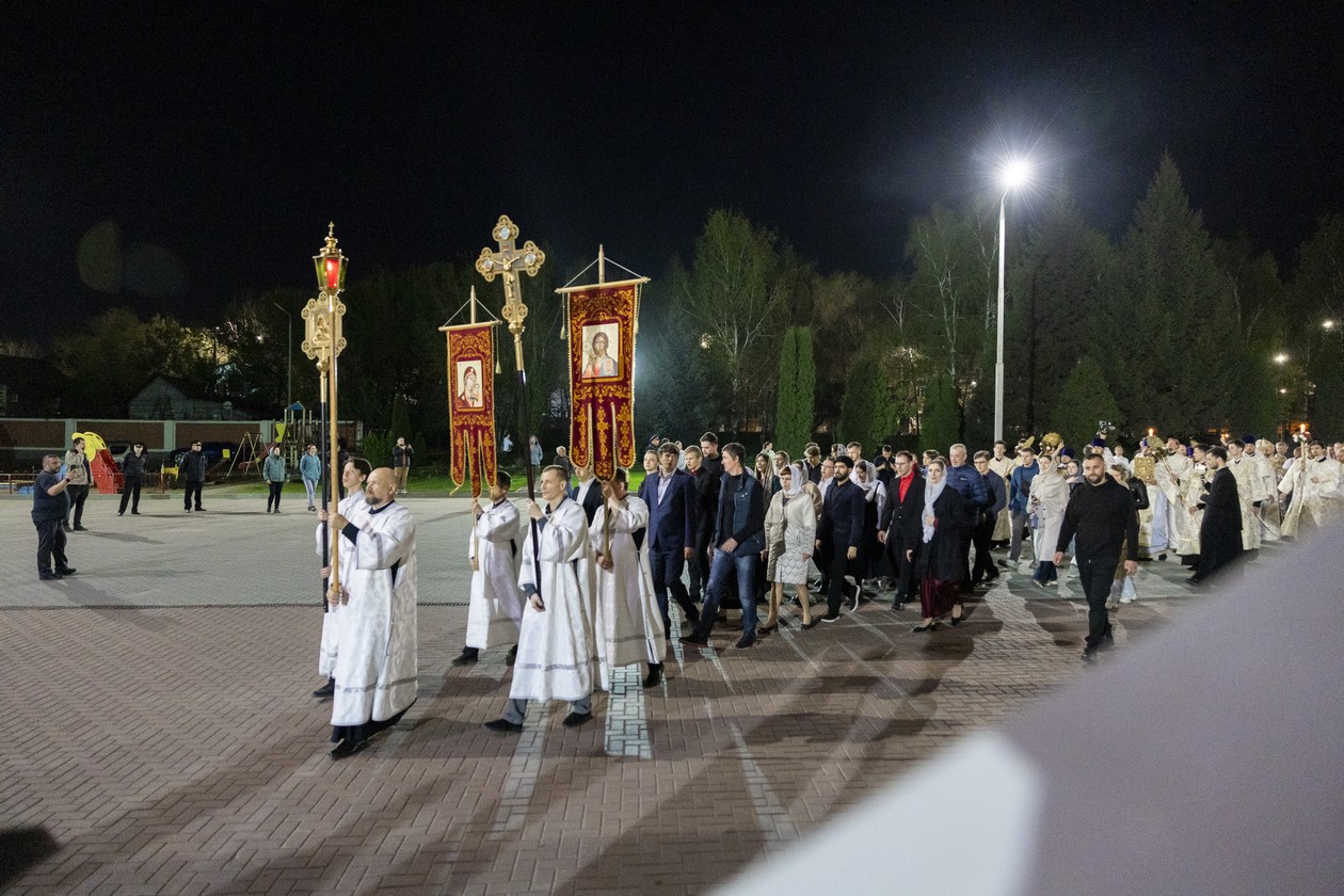 Митрополит Игнатий совершил ночное пасхальное богослужение в Покровском соборе Саратова