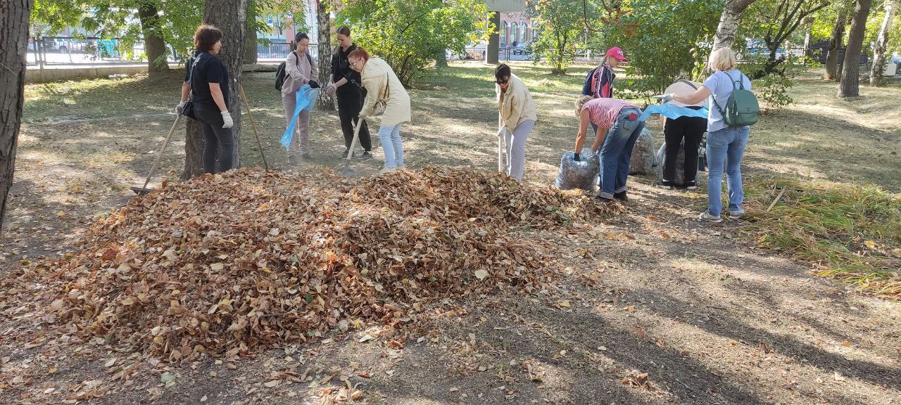 Саратовцы принимают участие в общегородском субботнике Саратовцы принимают участие в общегородском субботнике