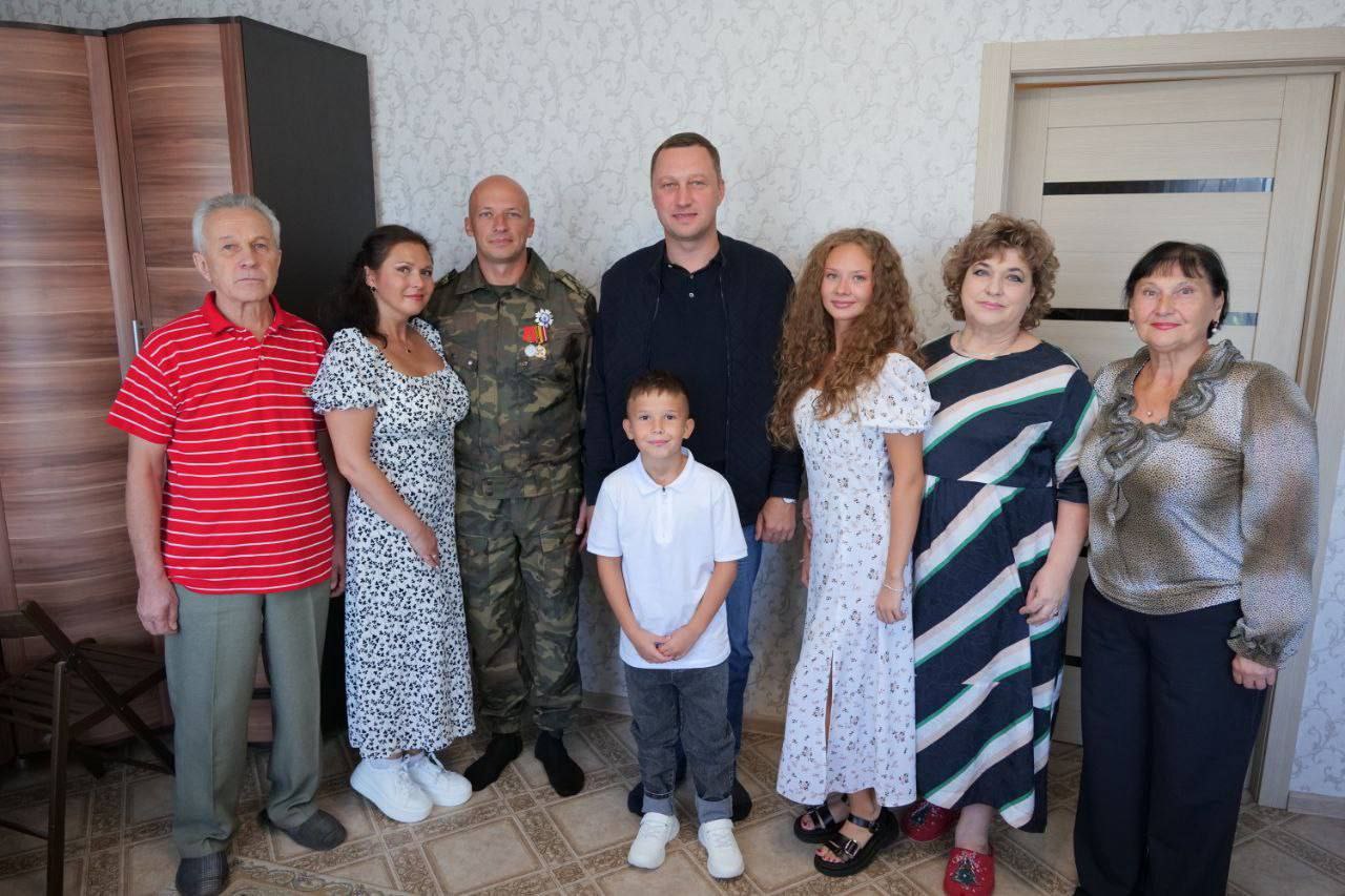 Роман Бусаргин вручил военнослужащему из Энгельса заслуженную награду Роман Бусаргин вручил военнослужащему из Энгельса заслуженную награду