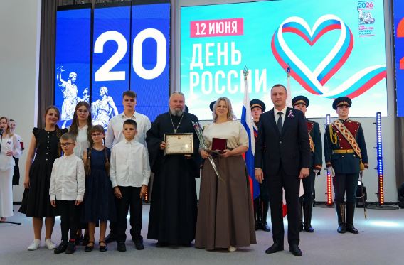 В областном правительстве губернатор вручил государственные и региональные награды жителям