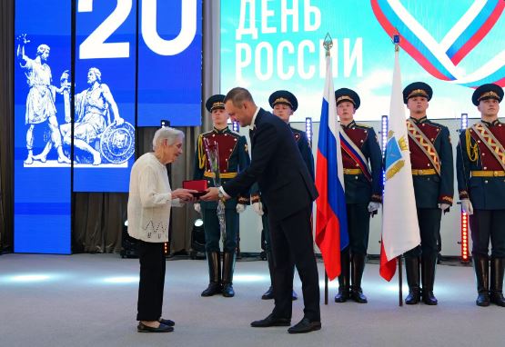 В областном правительстве губернатор вручил государственные и региональные награды жителям