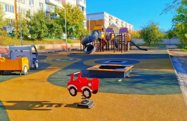 В Вольске по нацпроекту обустроили две детские площадки и пешеходную зону