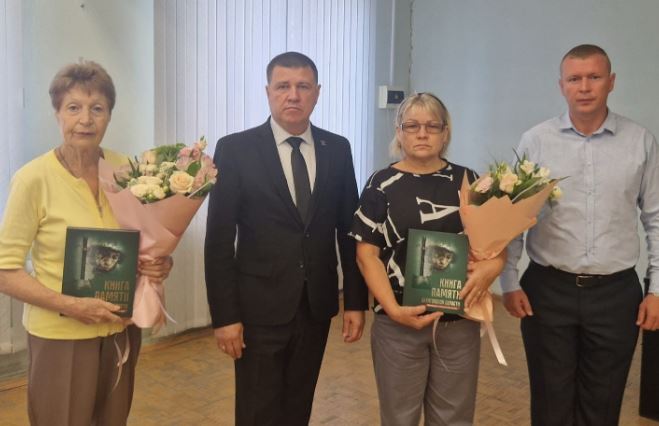 Сергей Пименов вручил матерям Героев Книгу Памяти Саратовской области