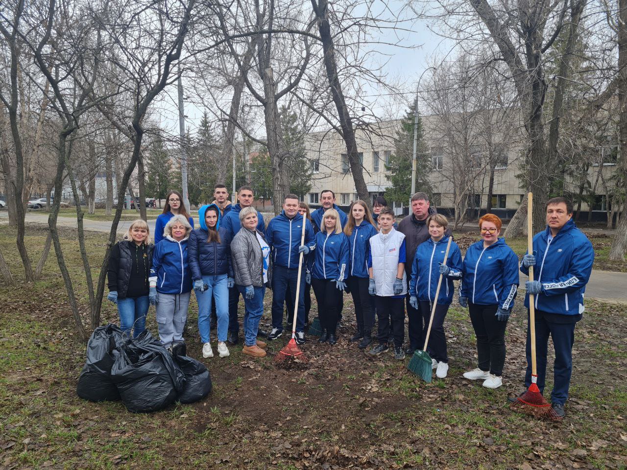 Депутаты и сотрудники Саратовской городской Думы приняли участие в субботнике Депутаты и сотрудники Саратовской городской Думы приняли участие в субботнике