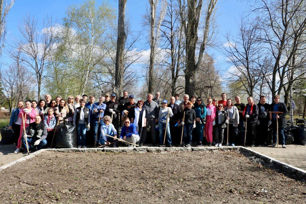 Депутаты и сотрудники аппарата облдумы приняли участие в субботнике в Парке Победы Депутаты и сотрудники аппарата облдумы приняли участие в субботнике в Парке Победы
