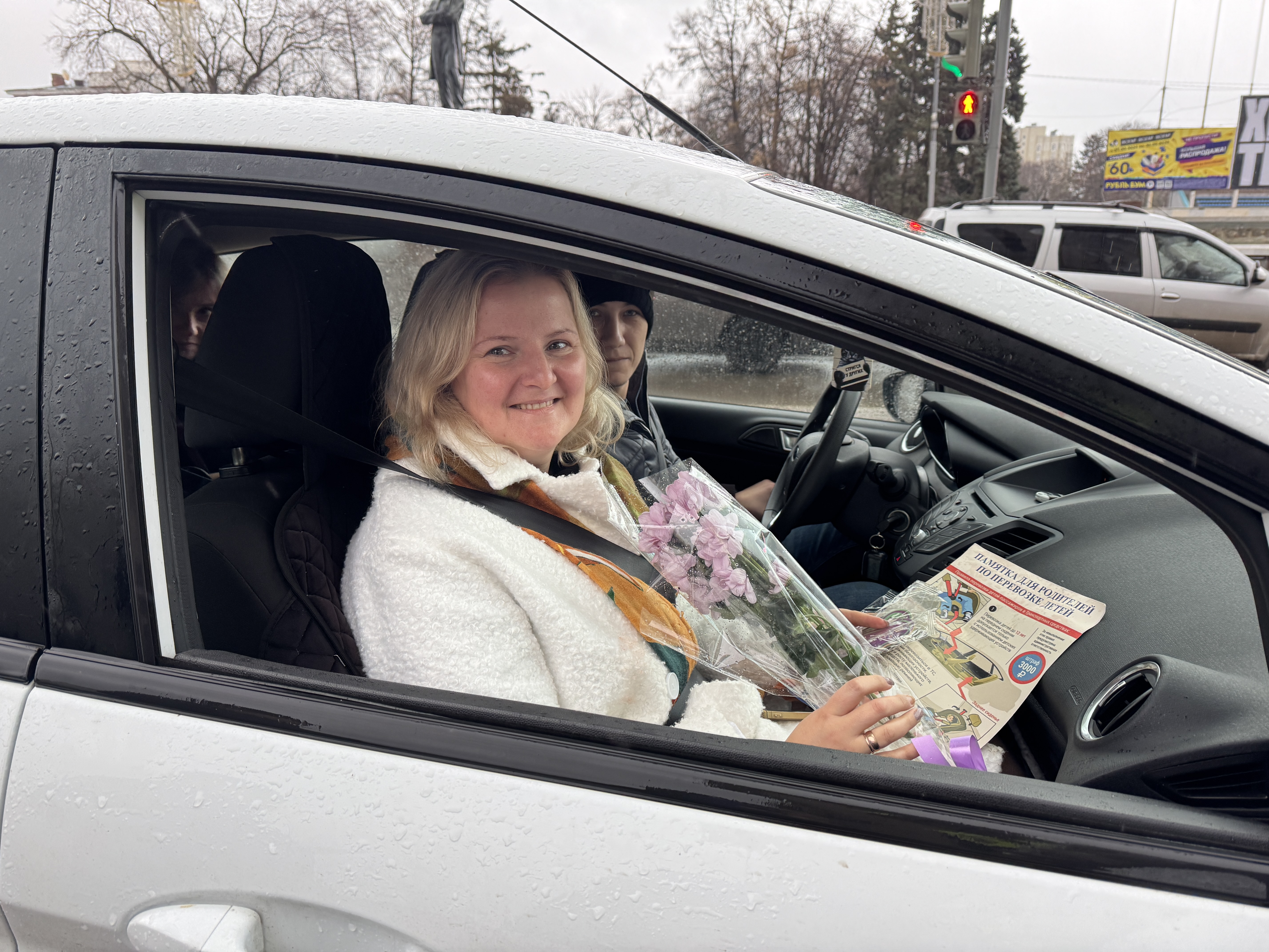 Саратовские автоинспекторы поздравили женщин с предстоящим Днём матери Саратовские автоинспекторы поздравили женщин с предстоящим Днём матери