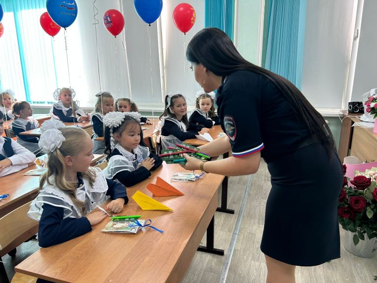 Саратовские полицейские провели для школьников уроки безопасности в День знаний